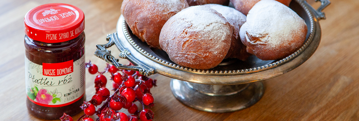 Delikatne pączki z konfiturą z płatków róż